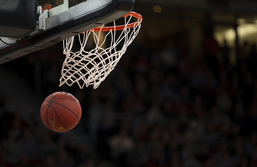 NBA篮球运动员激烈对抗扣篮的精彩瞬间