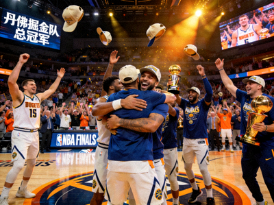 NBA总决赛丹佛掘金队夺冠时刻的全队庆祝画面回放